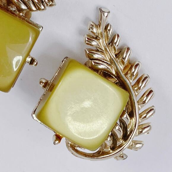 Vintage Signed Coro Earrings Mid Century Thermoset Lucite Clip On 50s Chartreuse - Picture 4 of 12